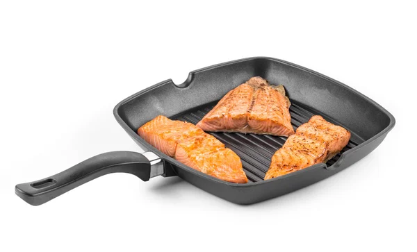 Filete de salmón frito en sartén . —  Fotos de Stock