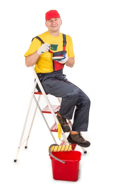 Arbeiter auf Leiter mit Tasse Tee. — Stockfoto