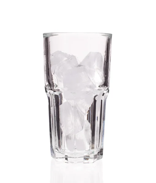 Glas mit Eiswürfeln. — Stockfoto