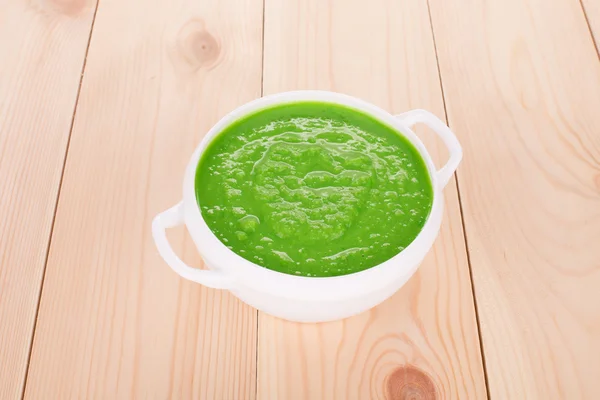 Broccoli crème soep op tafel. — Stockfoto