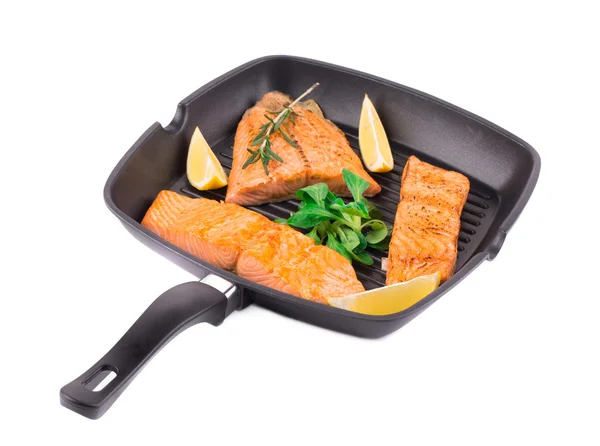 Gebakken zalm filet in pan met citroen. — Stockfoto