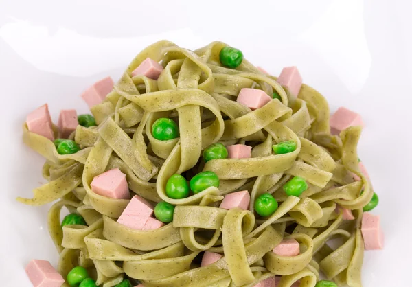 Pasta tagliatelle with green peas and ham. — Stock Photo, Image