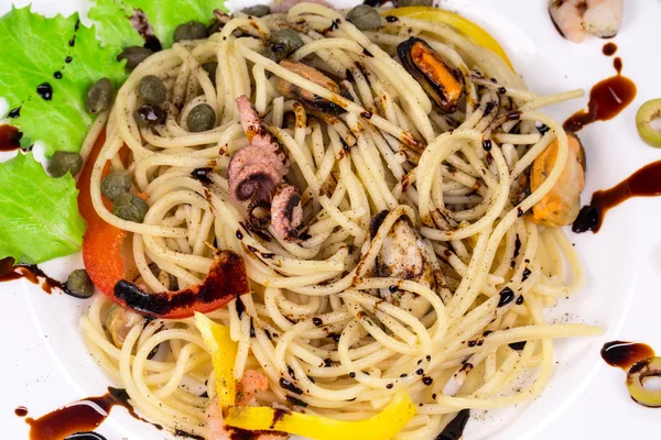 Ensalada de mar con espaguetis . — Foto de Stock