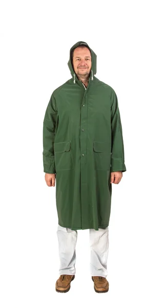 Muž v dešti zelené dlouhý kabát. — Stock fotografie