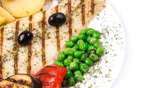 グリルした魚のフィレとおいしい野菜. — ストック写真