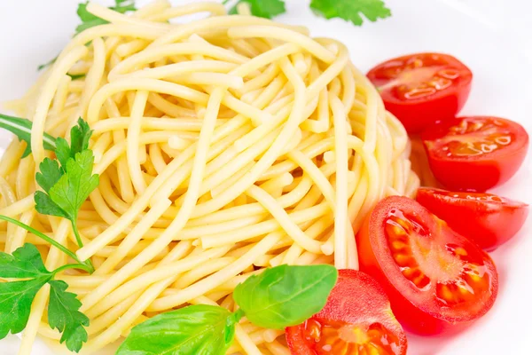 Spagetti domates fesleğen ve peynir ile. — Stok fotoğraf