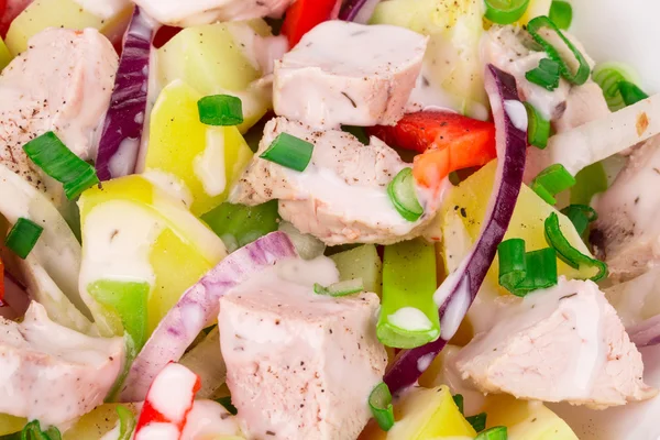 Hühnersalat mit Kartoffeln und Zucchini. — Stockfoto