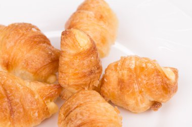 Beyaz tabak taze kruvasanlar.