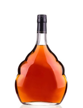 beyaz zemin üzerine konyak şişesi.