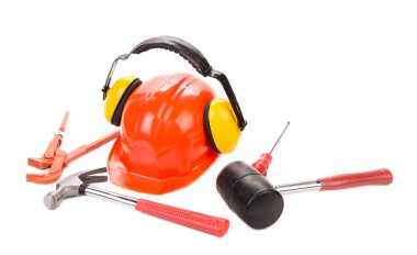 Kırmızı kask ve çalışma araçları.
