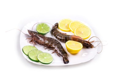 Beyaz tabakta çiğ karides.