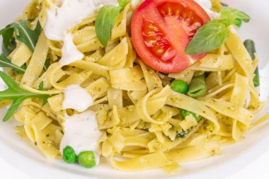 Spagetti domates fesleğen ve peynir ile.