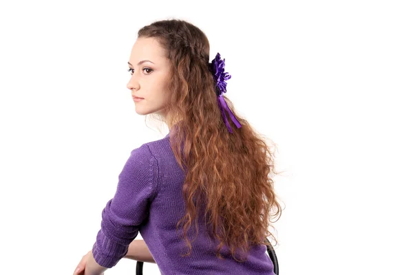 Chica trenza de pelo con flor . —  Fotos de Stock