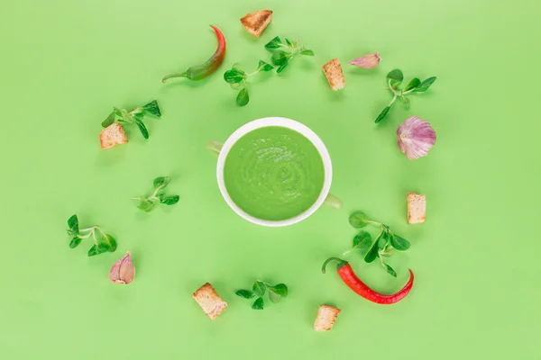 Schüssel Tomatensuppe auf grünem Hintergrund. — Stockfoto