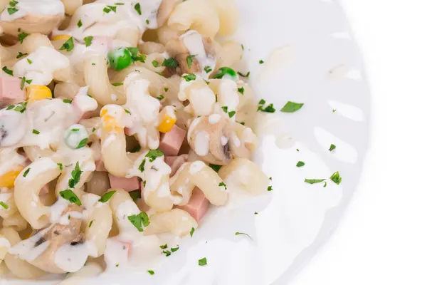 Pasta cavatappi med grönsaker och korv. — Stockfoto