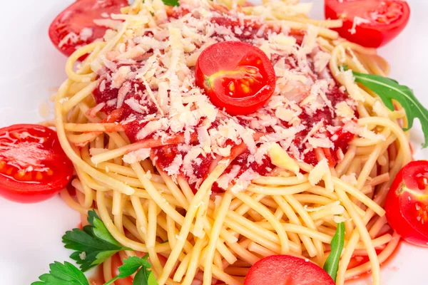 Spaghetti z bazylią pomidorów i sera. — Zdjęcie stockowe