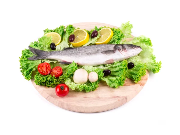 新鲜的鲈鱼和蔬菜的组成. — 图库照片