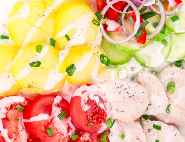 Warm meat salad with vegetables. — Stock Photo, Image