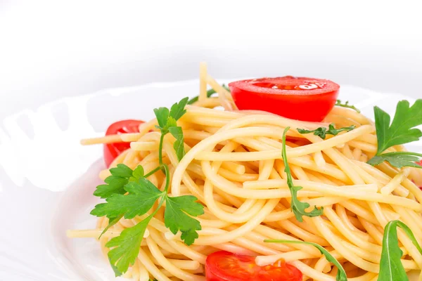 Špagety s rajčaty, bazalkou a sýrem. — Stock fotografie