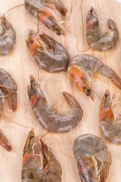 Crevettes fraîches sur carton rond . — Photo