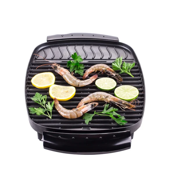 Färska räkor på en grill. — Stockfoto