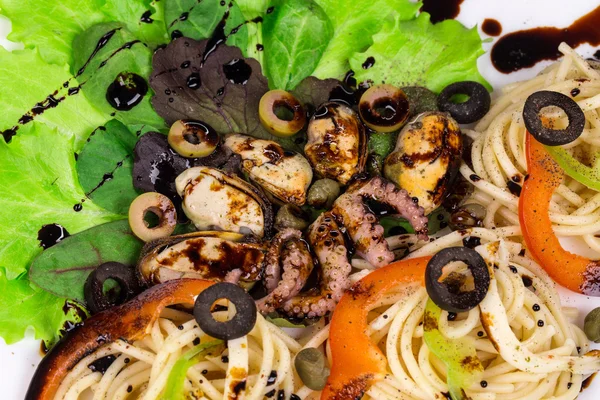 Meersalat mit Spaghetti. — Stockfoto