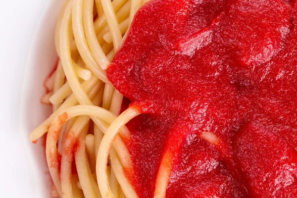 Macro bild av ketchup och pasta. — Stockfoto