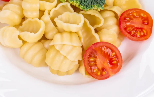 Espaguetis con albahaca de tomate y queso . —  Fotos de Stock