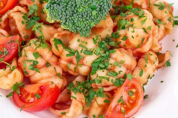 Espaguetis con tomate y albahaca. —  Fotos de Stock