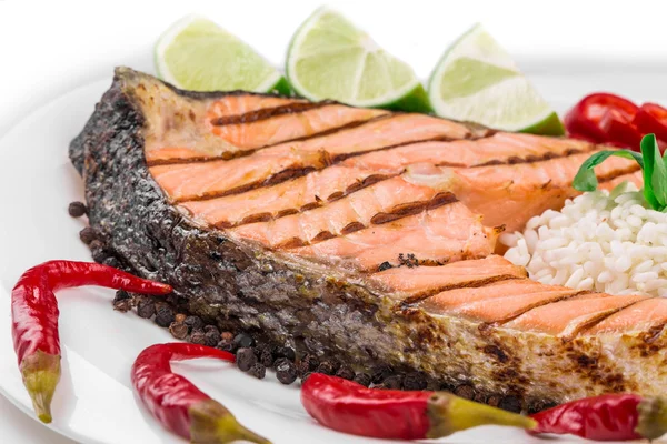 野菜と鮭のステーキを焼き — ストック写真