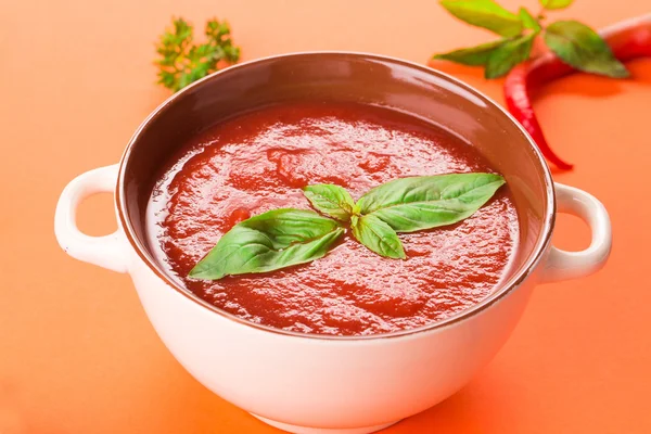 Schüssel Tomatensuppe. — Stockfoto