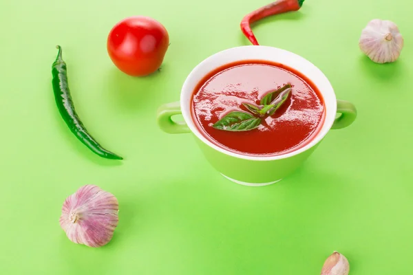 Schüssel Tomatensuppe auf Grün. — Stockfoto