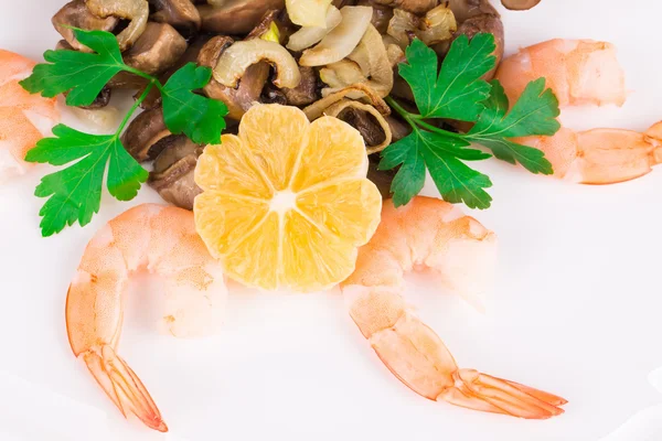 Salade de crevettes aux champignons close up . — Photo