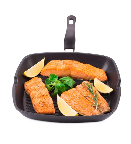 Fried salmon fillet in pan with lemon. — Stock Photo, Image