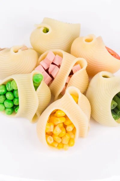 Ζυμαρικά κοχύλια γεμιστά με λαχανικά και λουκάνικο. — Φωτογραφία Αρχείου