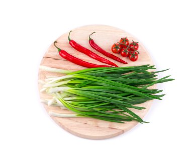 Tahta tabakta yeşil soğan ve kiraz..