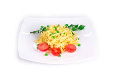 Spagetti domates fesleğen ile.