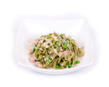 Yeşil bezelye ve jambon ile makarna tagliatelle.