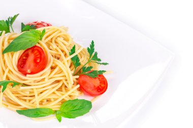 tagliatelli makarna domates ve fesleğen ile