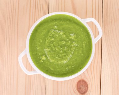 Ahşap üzerine Kremalı brokoli çorbası.