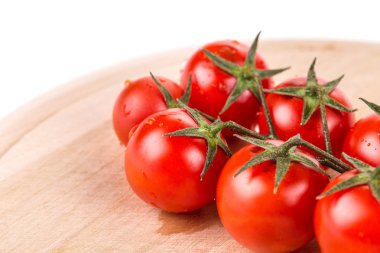 Domates kiraz ahşap üzerine demet.