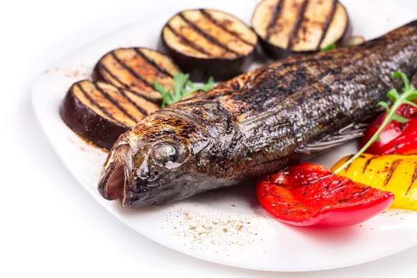 Sabre de mer grillé avec légumes sur l'assiette . — Photo
