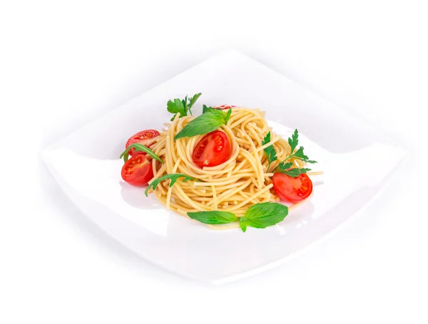 Spaghetti mit Tomaten und Basilikum. — Stockfoto