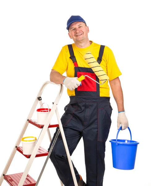 Werknemer op ladder met roller. — Stockfoto