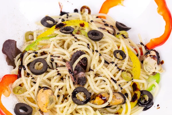 Smakelijke Italiaanse pasta met zeevruchten. — Stockfoto