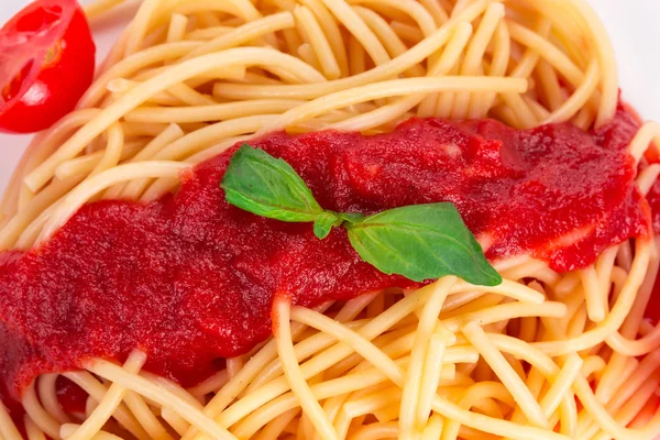 Spaghetti med tomat basilika och ost. — Stockfoto