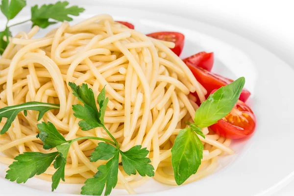 Spaghetti mit Tomate und Basilikum. — Stockfoto