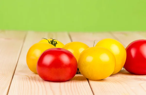 Tomates amarillos y rojos en la madera . —  Fotos de Stock