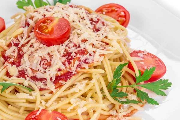टोमॅटो बासिल आणि चीजसह स्पॅगेटी . — स्टॉक फोटो, इमेज