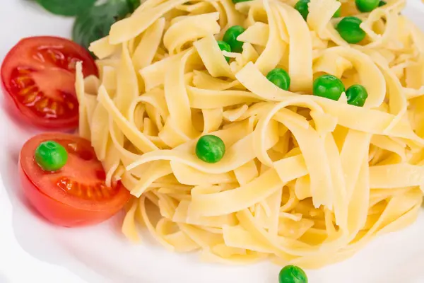 Spaghetti with tomato and green peas — Stock Photo, Image